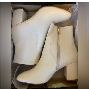 Abercrombie & Fitch Elegant White Ankle Boots